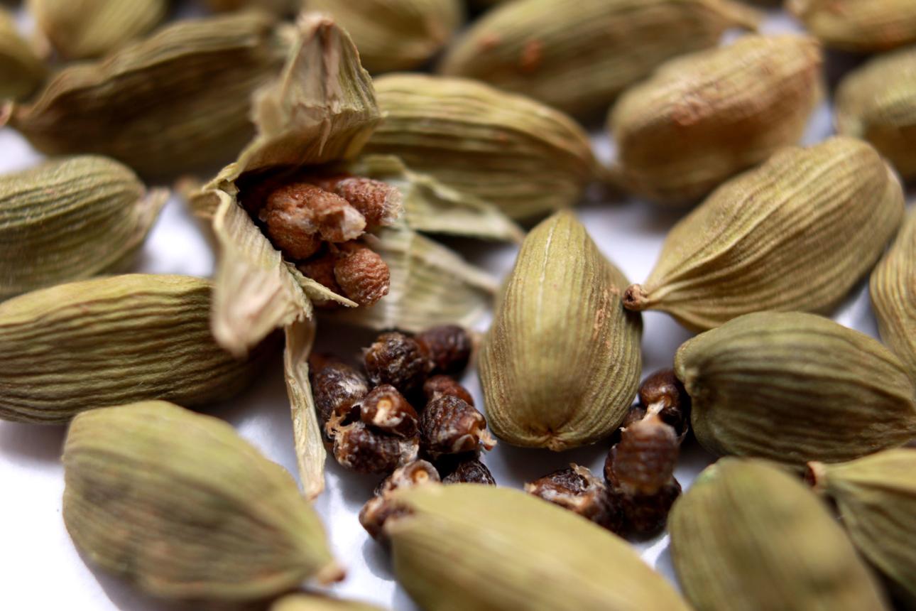 ELA Spices Premium Cardamom Seeds (Elaichi Seeds) – Pure, Aromatic & Ready-to-Use Green Cardamom Seeds for Baking, Desserts, Tea, Coffee & Gourmet Cooking